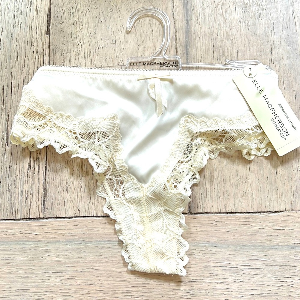 New pair of Elle Macpherson  Lush Bloom retro cream thong E37-1038 dive Large